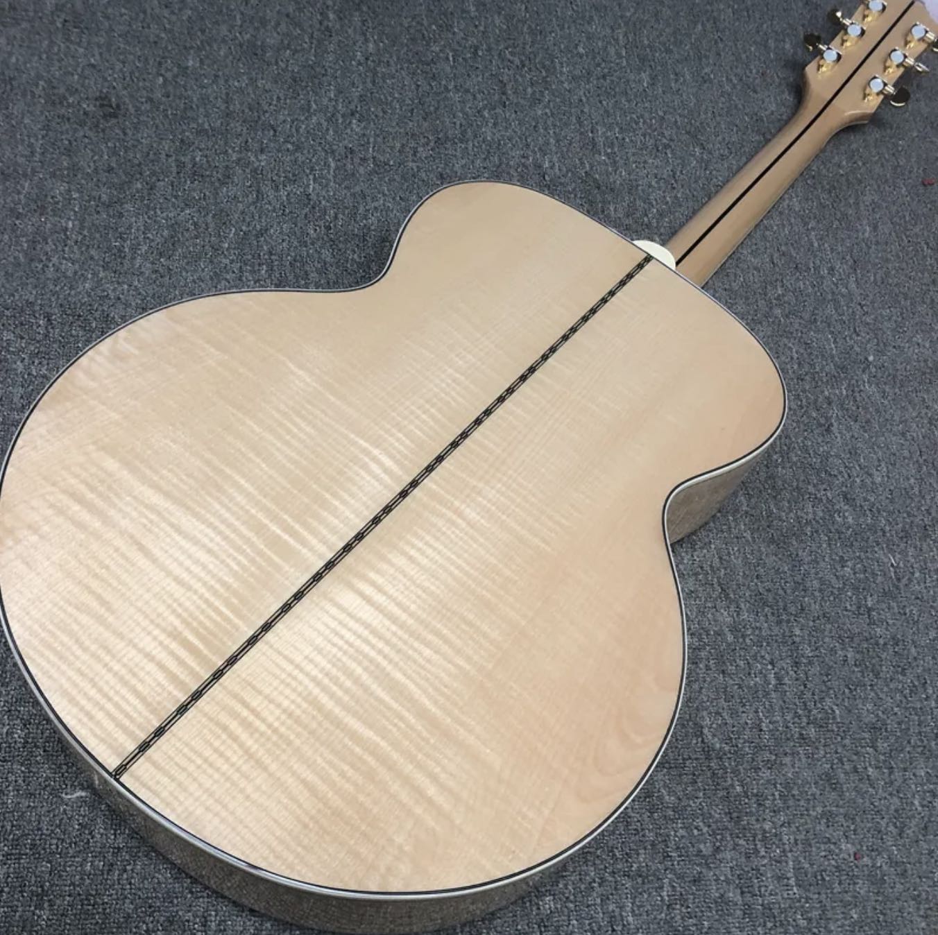 Custom Solid Spruce Top Rosewood Fingerboard Flamed Maple Back Side 43 Inch Jumbo Acoustic Guitar